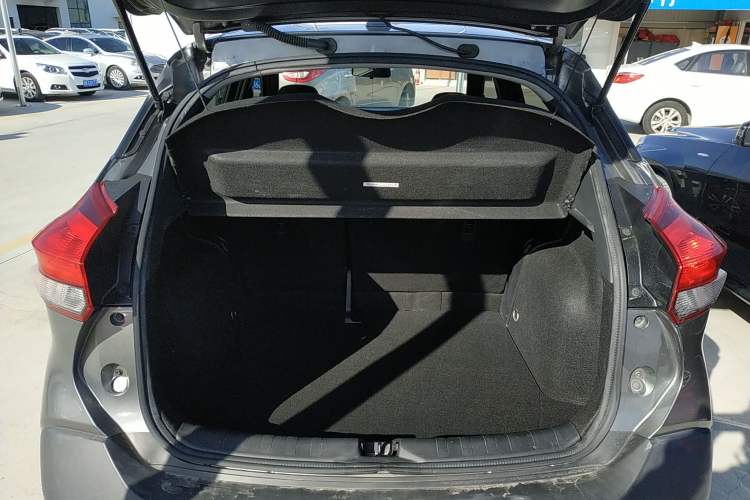Used Nissan Kicks 2018 1.5L CVT Smart Connect Luxury Edition Trunk