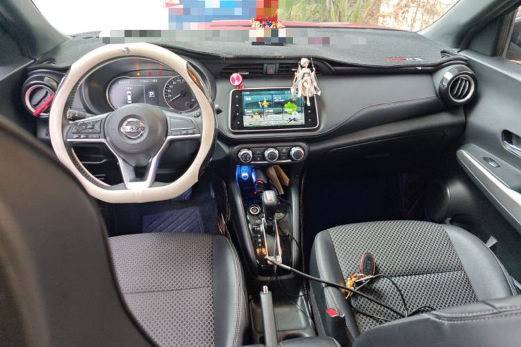 Used Nissan Kicks 2018 1.5L CVT Smart Connect Luxury Edition Center Console