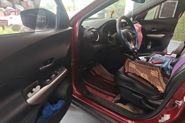 Used Nissan Kicks 2018 1.5L CVT Smart Connect Deluxe Edition Driver Seat