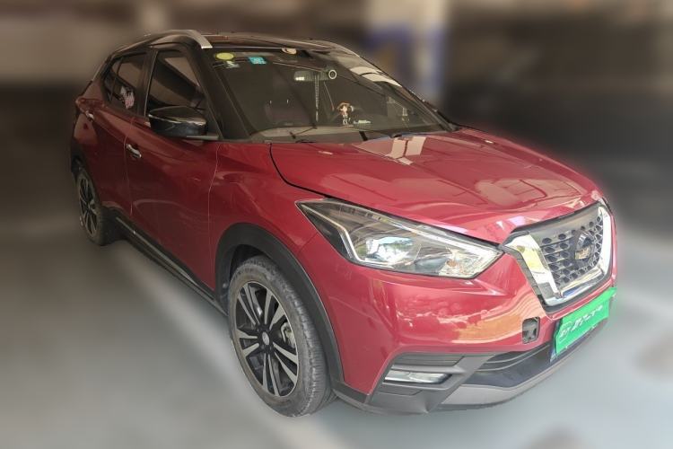 Used Nissan Kicks 2018 1.5L CVT Smart Connect Deluxe Edition Front Right 45 Deg