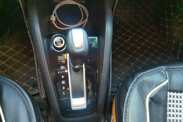 Used Nissan Kicks 2018 1.5L CVT Smart Connect Luxury Edition Gear Lever