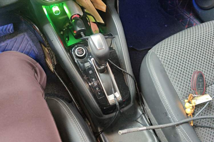 Used Nissan Kicks 2018 1.5L CVT Smart Connect Luxury Edition Gear Lever