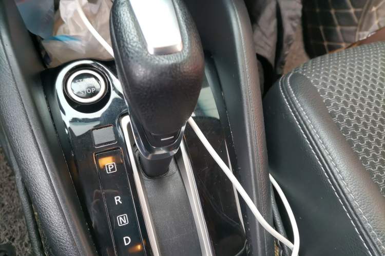 Used Nissan Kicks 2018 1.5L CVT Smart Connect Deluxe Edition Gear Lever