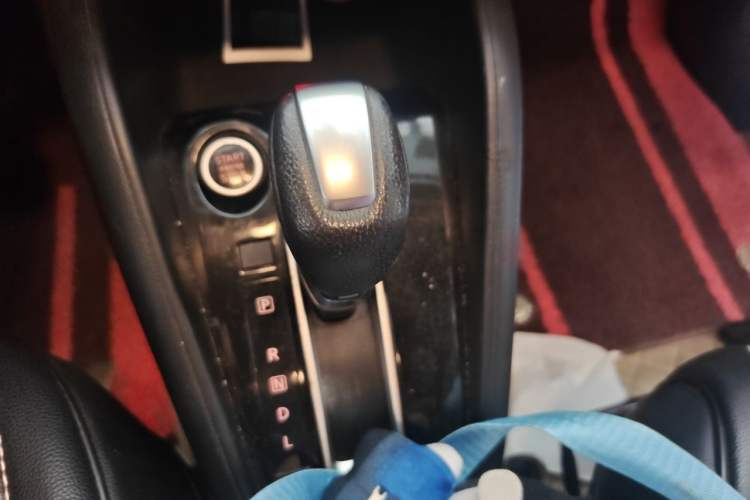 Used Nissan Kicks 2018 1.5L CVT Smart Connect Deluxe Edition Gear Lever