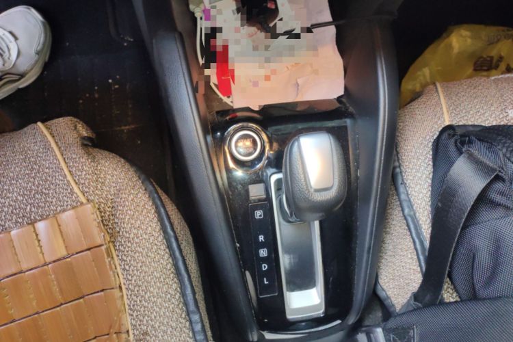 Used Nissan Kicks 2018 1.5L CVT Smart Connect Luxury Edition Gear Lever