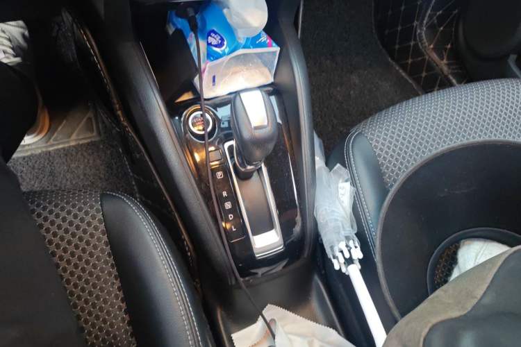 Used Nissan Kicks 2018 1.5L CVT Smart Connect Luxury Edition Gear Lever