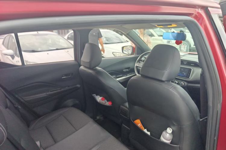Used Nissan Kicks 2018 1.5L CVT Smart Connect Luxury Edition Interior 3