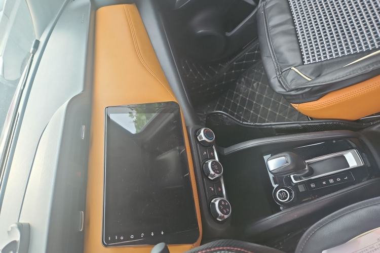 Used Nissan Kicks 2018 1.5L CVT Smart Connect Luxury Edition Interior 3