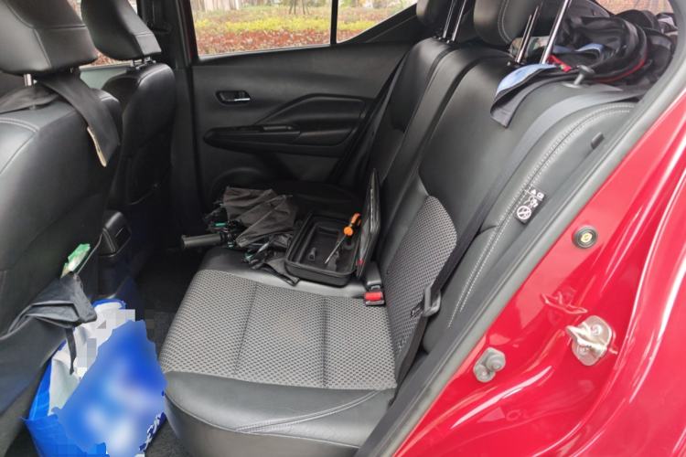 Used Nissan Kicks 2018 1.5L CVT Smart Connect Luxury Edition Left Rear Seat