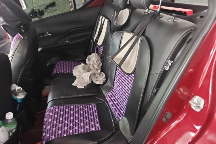 Used Nissan Kicks 2018 1.5L CVT Smart Connect Deluxe Edition Left Rear Seat