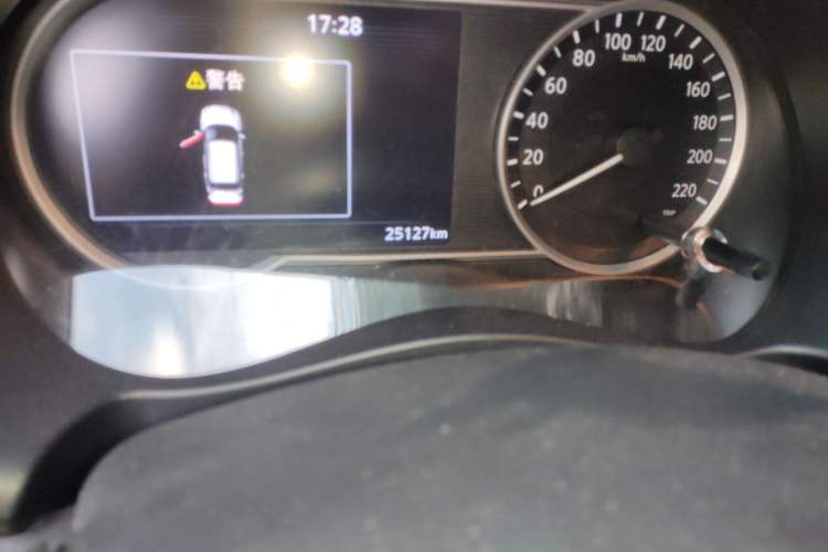 Used Nissan Kicks 2018 1.5L CVT Smart Connect Luxury Edition Odometer Close Up