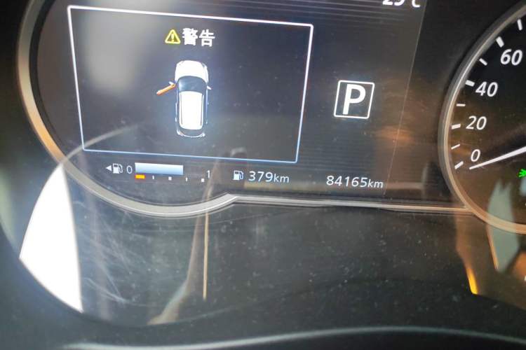 Used Nissan Kicks 2018 1.5L CVT Smart Connect Luxury Edition Odometer Close Up