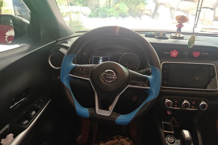 Used Nissan Kicks 2018 1.5L CVT Smart Connect Deluxe Edition Steering Wheel