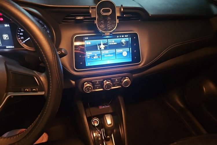 Used Nissan Kicks 2018 1.5L CVT Smart Connect Luxury Edition Audio And AC Panel