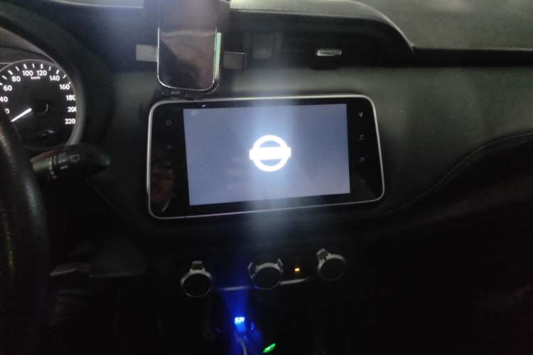 Used Nissan Kicks 2018 1.5L CVT Smart Connect Luxury Edition Audio And AC Panel