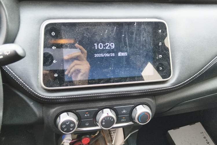 Used Nissan Kicks 2018 1.5L CVT Smart Connect Luxury Edition Audio And AC Panel