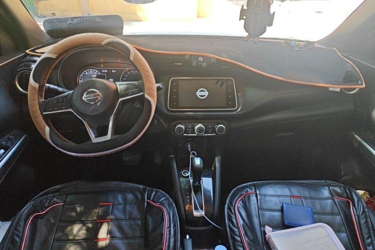 Used Nissan Kicks 2018 1.5L CVT Smart Connect Luxury Edition Center Console