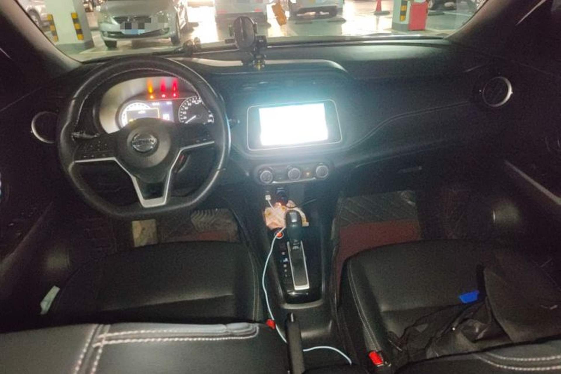 Used Nissan Kicks 2018 1.5L CVT Smart Connect Luxury Edition Center Console