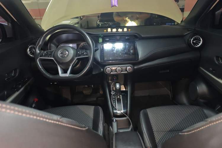 Used Nissan Kicks 2018 1.5L CVT Smart Connect Luxury Edition Center Console