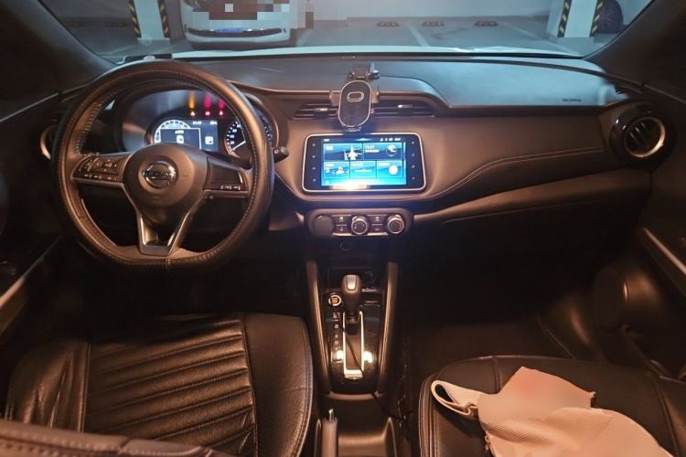 Used Nissan Kicks 2018 1.5L CVT Smart Connect Luxury Edition Center Console