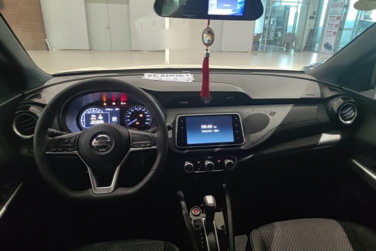 Used Nissan Kicks 2018 1.5L CVT Smart Connect Luxury Edition Center Console