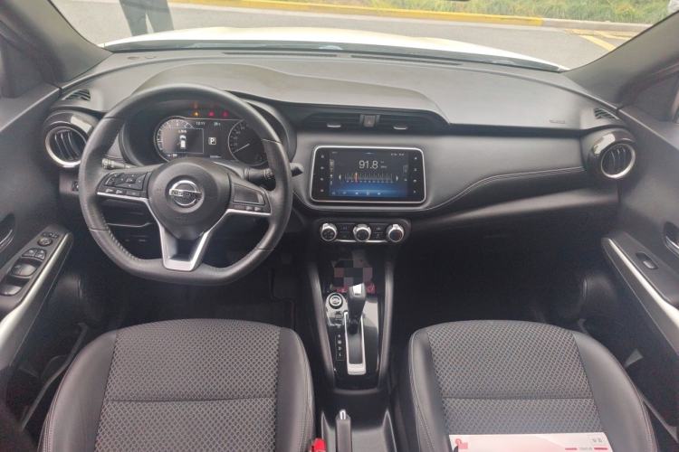 Used Nissan Kicks 2018 1.5L CVT Smart Connect Luxury Edition Center Console
