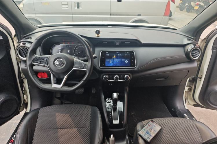 Used Nissan Kicks 2018 1.5L CVT Smart Connect Luxury Edition Center Console