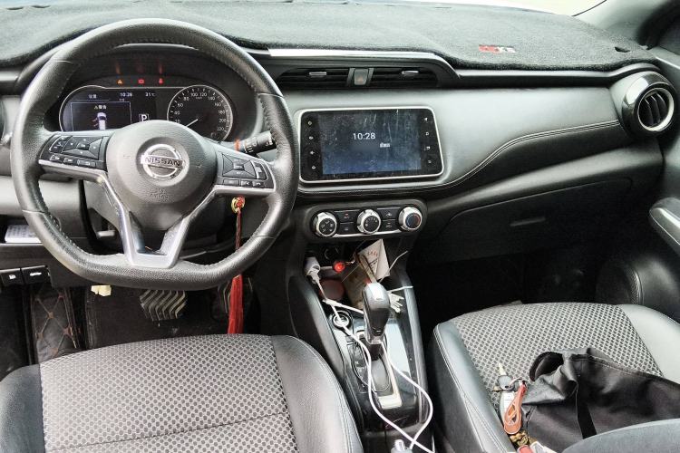 Used Nissan Kicks 2018 1.5L CVT Smart Connect Luxury Edition Center Console