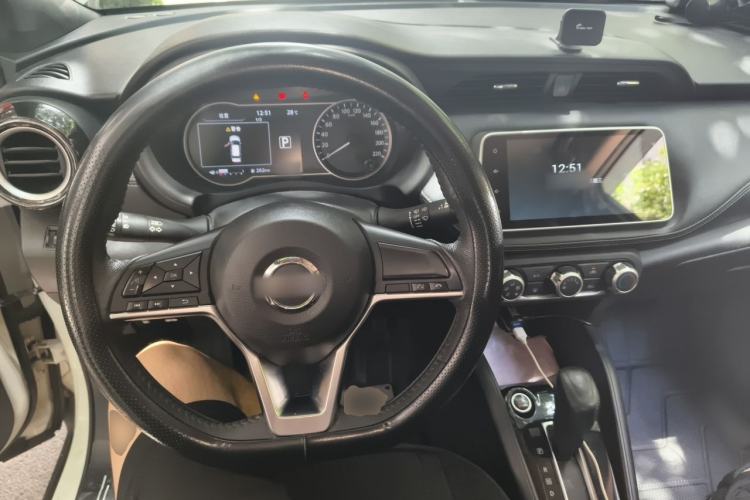 Used Nissan Kicks 2018 1.5L CVT Smart Connect Luxury Edition Center Console