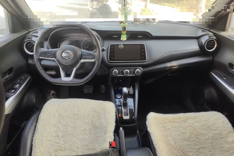Used Nissan Kicks 2018 1.5L CVT Smart Connect Luxury Edition Center Console