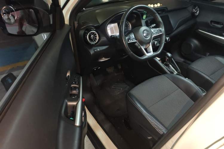 Used Nissan Kicks 2018 1.5L CVT Smart Connect Luxury Edition Driver Seat