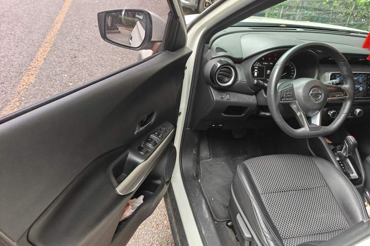 Used Nissan Kicks 2018 1.5L CVT Smart Connect Luxury Edition Driver Seat