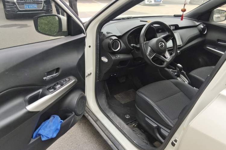 Used Nissan Kicks 2018 1.5L CVT Smart Connect Luxury Edition Driver Seat