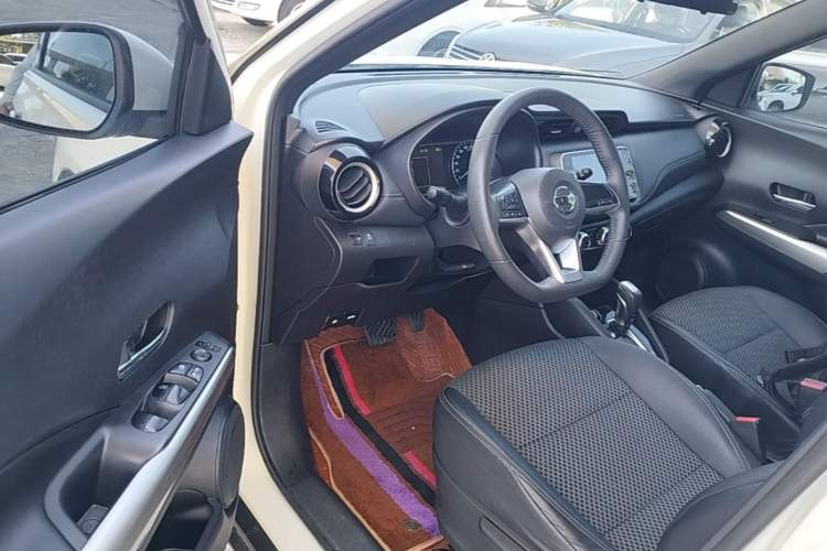 Used Nissan Kicks 2018 1.5L CVT Smart Connect Luxury Edition Driver Seat