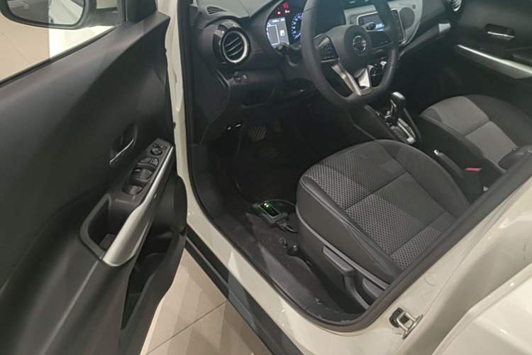 Used Nissan Kicks 2018 1.5L CVT Smart Connect Luxury Edition Driver Seat