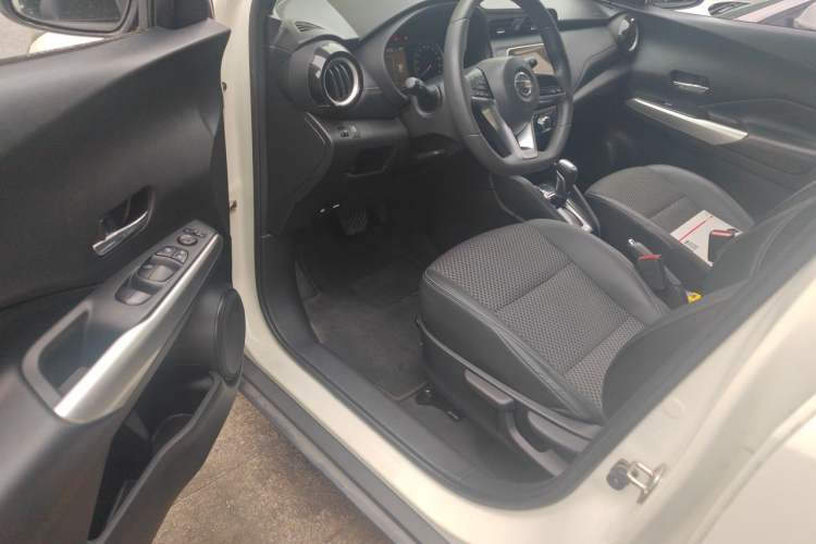 Used Nissan Kicks 2018 1.5L CVT Smart Connect Luxury Edition Driver Seat