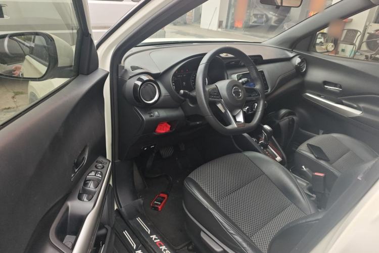 Used Nissan Kicks 2018 1.5L CVT Smart Connect Luxury Edition Driver Seat