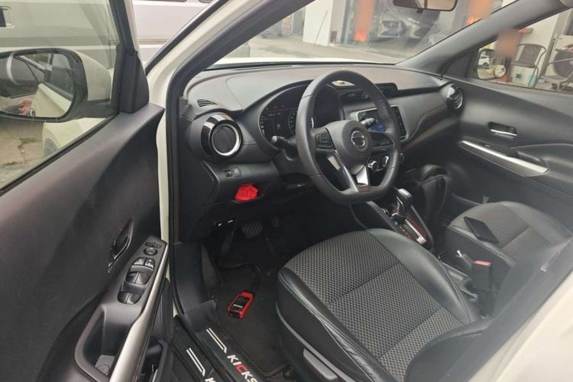 Used Nissan Kicks 2018 1.5L CVT Smart Connect Luxury Edition Driver Seat