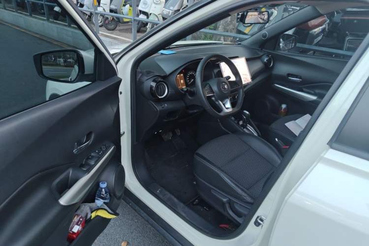 Used Nissan Kicks 2018 1.5L CVT Smart Connect Luxury Edition Driver Seat