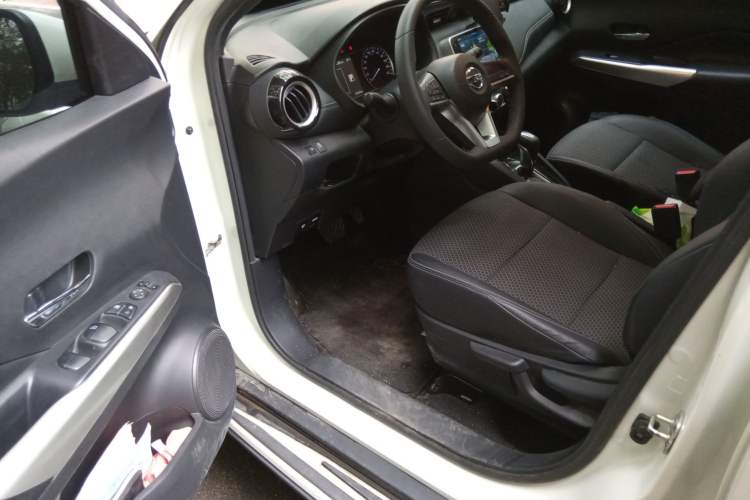 Used Nissan Kicks 2018 1.5L CVT Smart Connect Luxury Edition Driver Seat