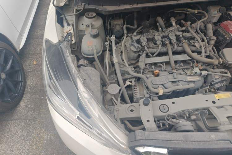 Used Nissan Kicks 2018 1.5L CVT Smart Connect Luxury Edition Engine Bay Right
