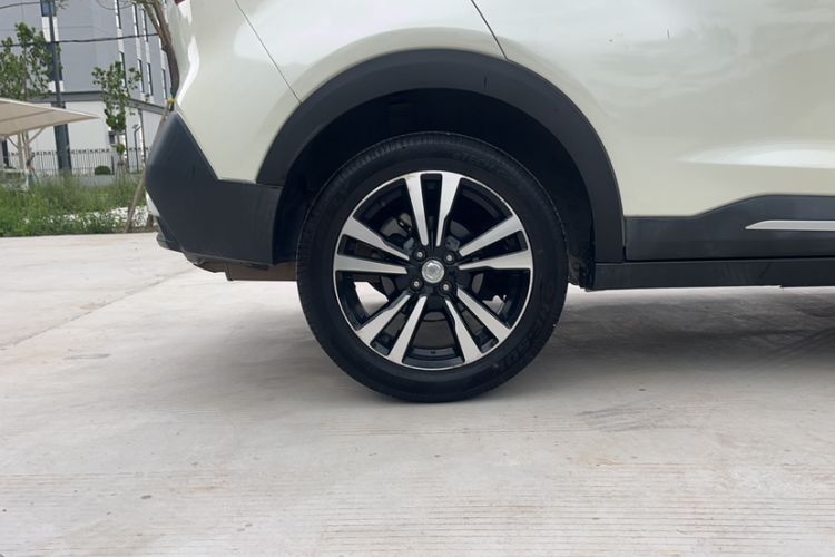 Used Nissan Kicks 2018 1.5L CVT Smart Connect Luxury Edition Exterior 13
