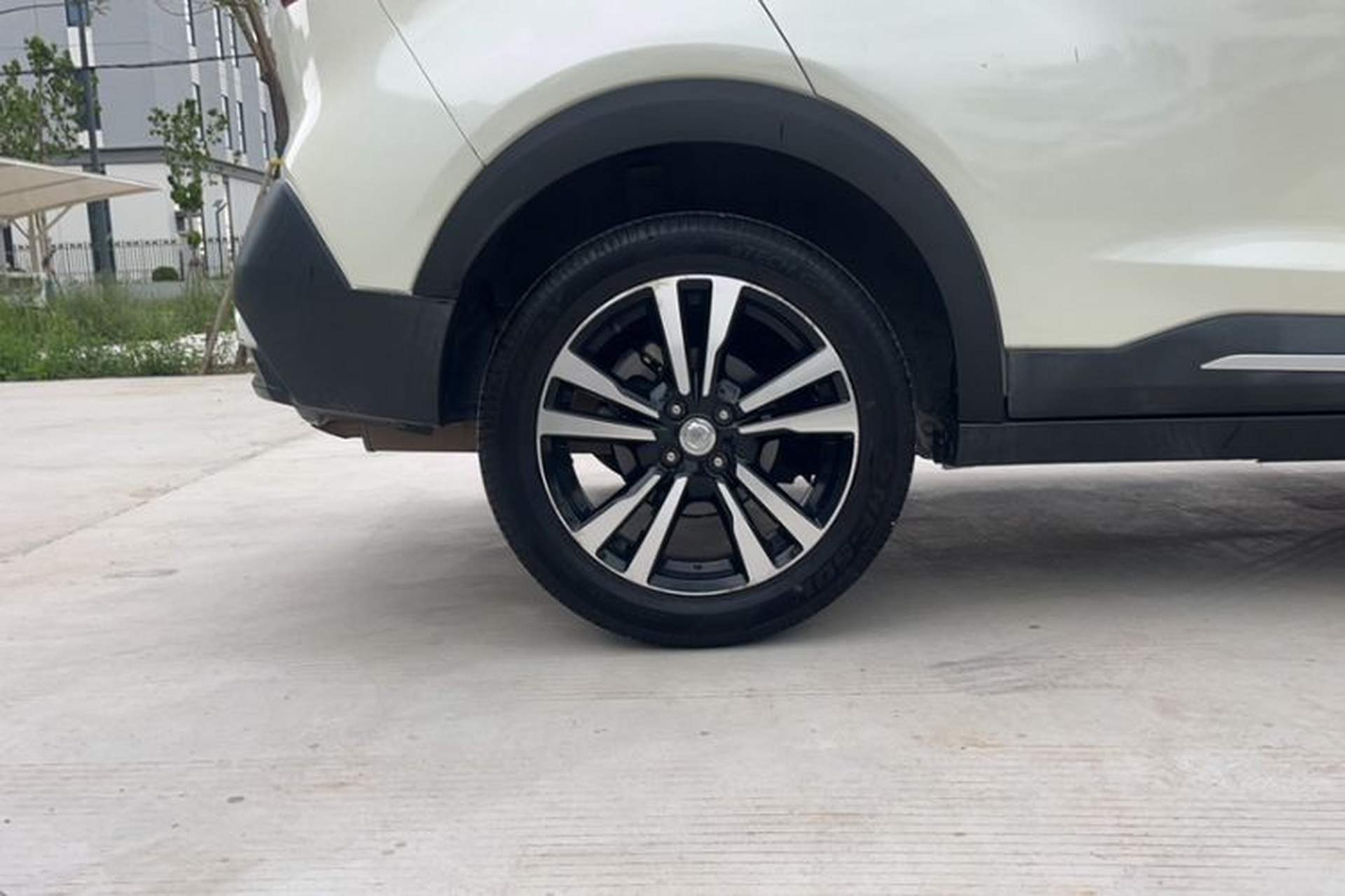 Used Nissan Kicks 2018 1.5L CVT Smart Connect Luxury Edition Exterior 13