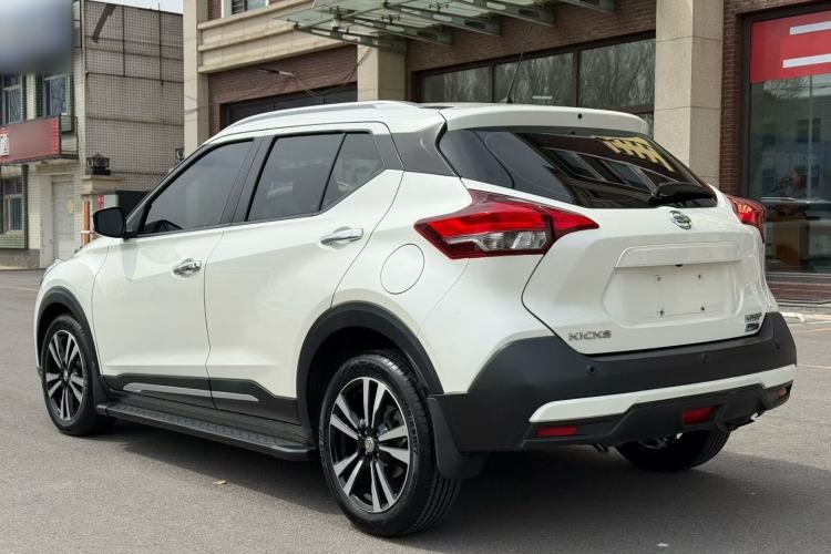 Used Nissan Kicks 2018 1.5L CVT Smart Connect Luxury Edition Exterior 2