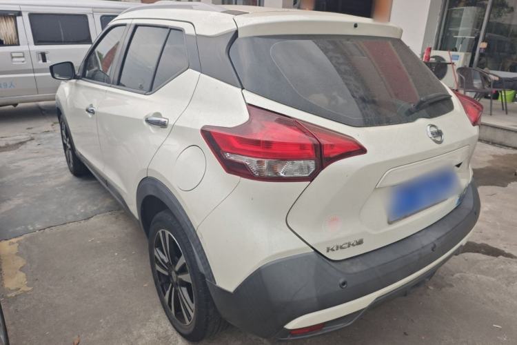 Used Nissan Kicks 2018 1.5L CVT Smart Connect Luxury Edition Exterior 2