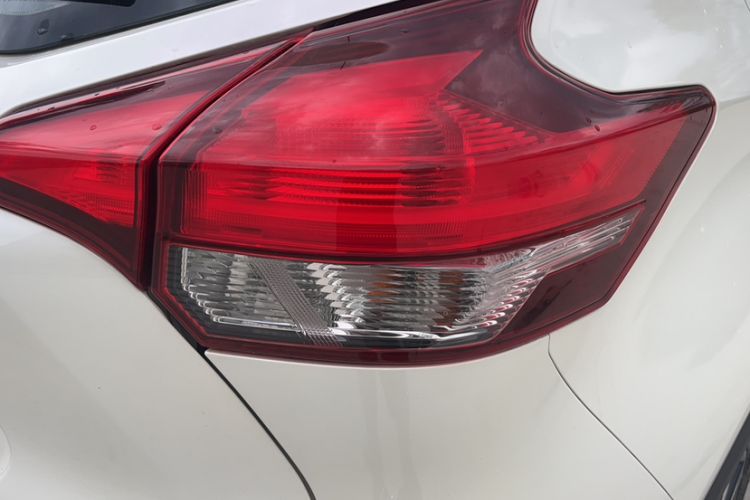 Used Nissan Kicks 2018 1.5L CVT Smart Connect Luxury Edition Exterior 2
