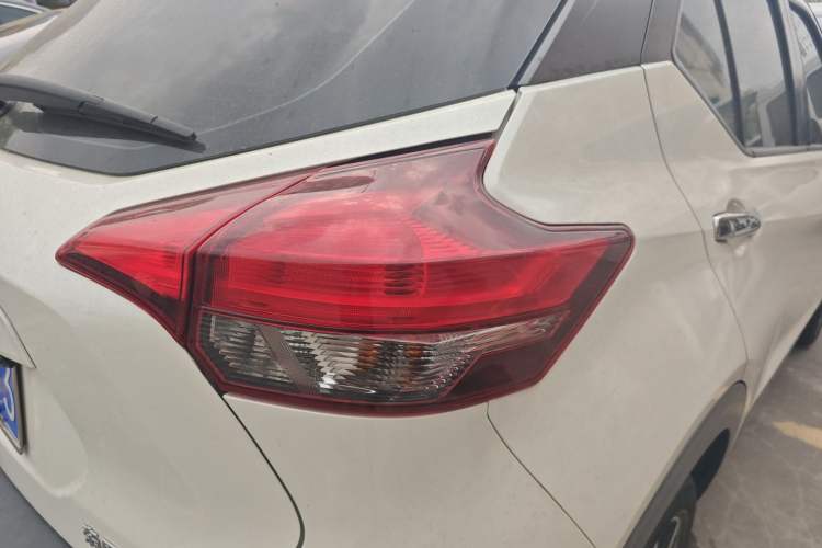 Used Nissan Kicks 2018 1.5L CVT Smart Connect Luxury Edition Exterior 3