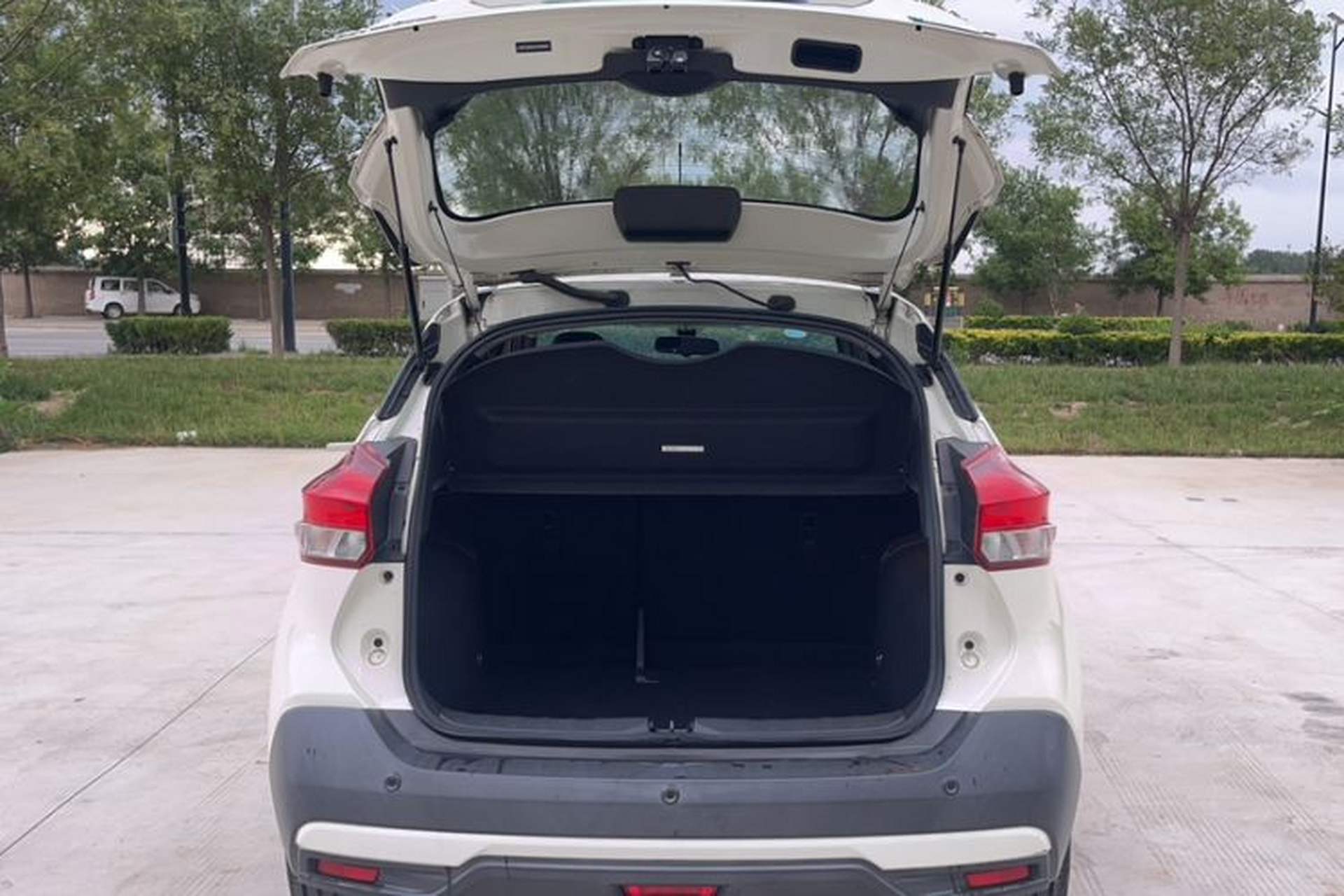 Used Nissan Kicks 2018 1.5L CVT Smart Connect Luxury Edition Exterior 3