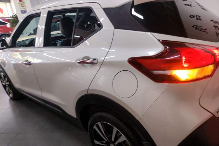 Used Nissan Kicks 2018 1.5L CVT Smart Connect Luxury Edition Exterior 3
