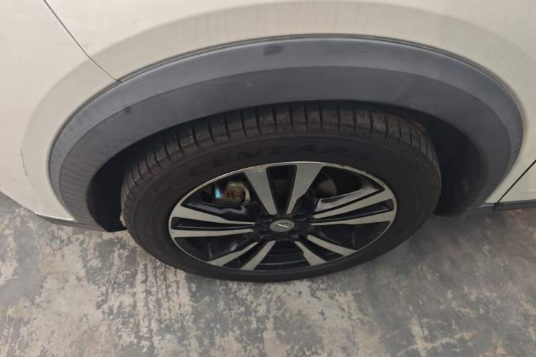 Used Nissan Kicks 2018 1.5L CVT Smart Connect Luxury Edition Exterior 4